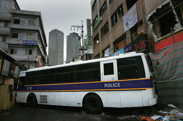 서울 용산구 한강로 3가 63-70번지. 경찰차가 가림막을 대신하고 있다. 이곳에서 철거민 5명이 불에 타 숨졌다. 이제 가림막은 죽음도 은폐한다.  