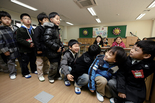 서울 은평구 응암동 은명초등학교 1학년 1반 어린이들이 3월2일 오전 입학식이 열리기 전 키를 재 번호를 정하고 있다. 