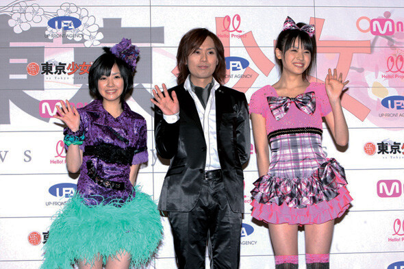 한국인 스타를 발굴하기 위해 3월 9일 한국을 찾은 일본 유명 연예기획사 ‘업 프론트 웍스’의 층쿠 프로듀서(가운데). 소속 연예인인 여성 아이돌 그룹 베리즈 코보(맨 왼쪽)와 큐트의 리더도 함께 내한했다. 엠넷미디어 제공