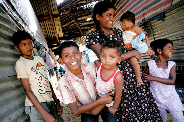 스리랑카 동부 바티칼로아의 한피난민 캠프에서 난민 여성과 아이들을 만났다. 지난 2006년 동부 트링코말리 지역에서 정부군과 타밀호랑이 반군이 벌인 치열한 전투를 피해 피난길에 오른 이들은 전투가 끝난 지금껏 고향으로 돌아가지 못했다. 