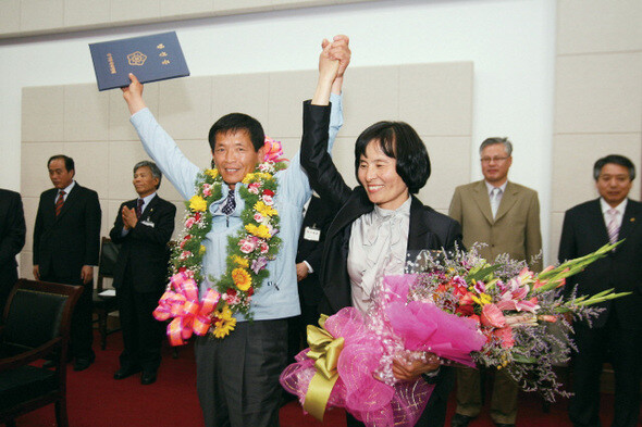 4·29 재·보궐 선거에서 전남 장흥군 광역의원으로 당선된 민주노동당 정우태 의원(왼쪽)이 선거 다음날 전남 도의회에서 당선증을 받고 기뻐하고 있다. 정우태 의원은 호남의 민주노동당 출신 광역의원 1호다.