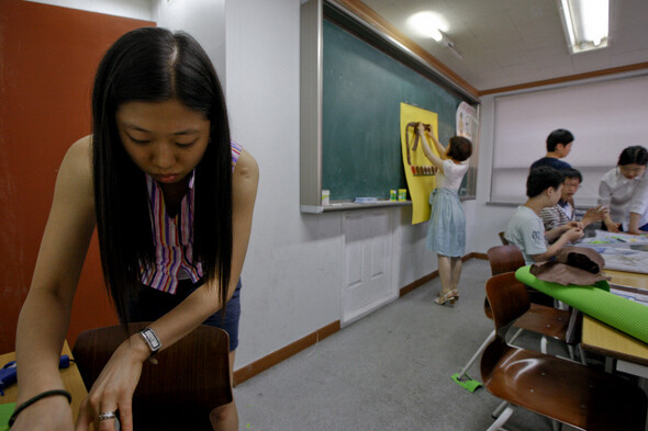 서울 광진구에 위치한 지역아동센터 ‘새날’에서 사회복지사들이 방과 후 중학생들을 위해 마련된 집단 미술놀이 수업을 돕고 있다. 시설장을 포함해 이곳에 직접 고용된 사회복지사가 3명인데, 평균 임금이 90만원이다. 4대보험료를 빼면 더 준다.