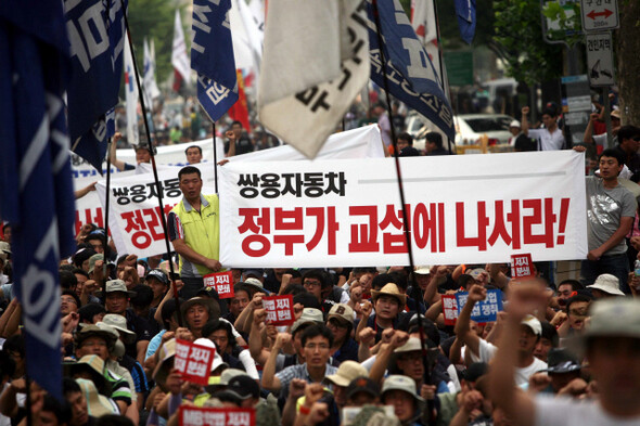 7월4일 서울 여의도 산업은행 앞에서 열린 전국노동회에 참가한 노동자들이 쌍용자동차 문제 해결에 정부가 나설 것을 촉구하고 있다. 사진 한겨레 김태형 기자