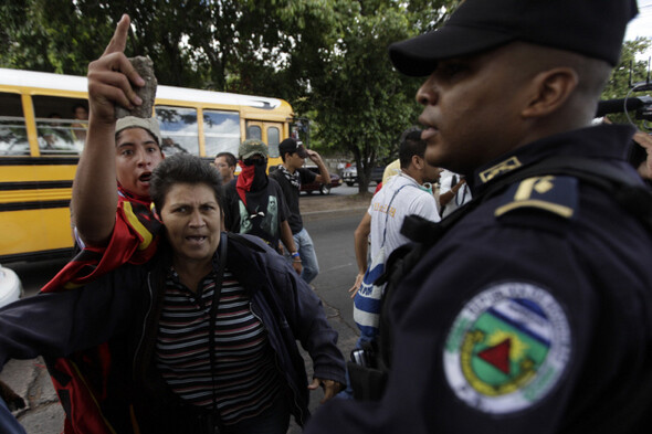 7월22일 온두라스 수도 테구시갈파 중심가에서 열린 쿠데타 규탄 집회에 참석한 셀라야 대통령 지지자들이 주변에 배치된 경찰을 향해 항의 구호를 외치고 있다. 사진 REUTERS/ EDGARD FARRIDO