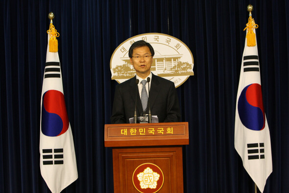 천정배 민주당 의원이 7월24일 국회에서 의원직 사퇴를 밝히는 기자회견을 하고 있다. 사진 한겨레 김봉규 기자