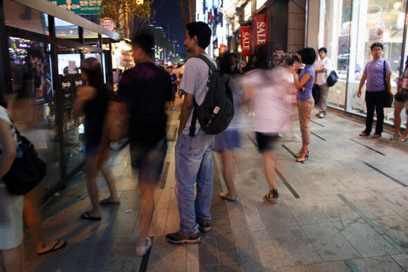 서울 강남역 대로에 홀로 서 있는 후세인. 한국인의 차별 속에 외롭게 서 있는 뒷모습이 쓸쓸해 보인다. 사진 김하늬 인턴기자