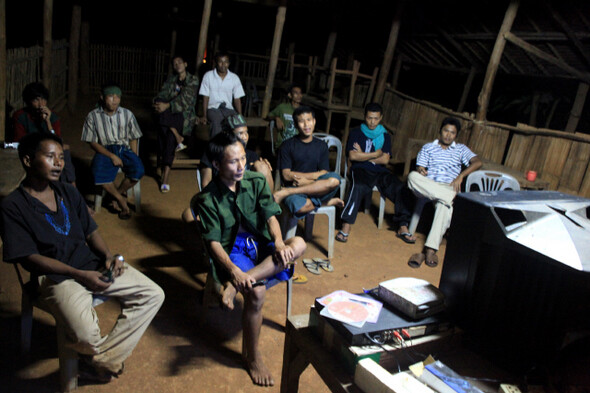 ‘난민촌에 어둠이 깔리면, 불안도 시나브로 엄습해온다.’ 버마 카렌주 북부 파푼 지구의 카렌민족연합(KNU) 제5여단 관할 지역인 웨지에서 버마 난민들이 모여앉아 텔레비전을 보고 있다.