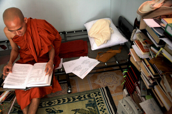 ‘언제든 돌아간다. 그날은 온다.’ ‘샤프란 혁명’의 주역 가운데 한 명인 승려 킹제로가 매솟에 자리한 ‘승려도서관’에서 버마 관련 자료를 살펴보고 있다.