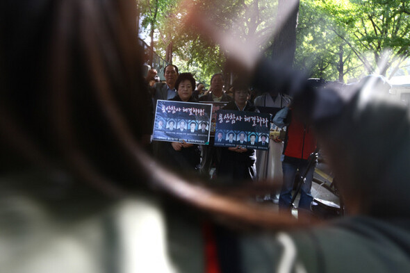 10월20일 정부종합청사 후문에서 ‘용역깡패 폭력경찰 추방의 날’ 선포 집회에 참가한 유족들.