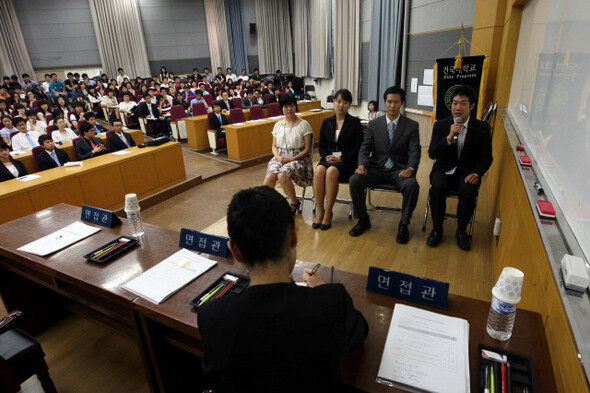 지난 6월30일 서울의 한 대학교에서 입사 모의 면접이 진행되고 있다. 한겨레 김태형 기자