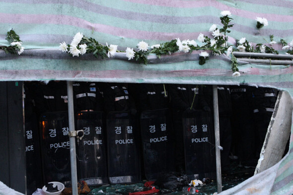 서울 용산 4구역 내 남일당 건물 앞에 놓인 꽃. 한겨레 강창광 기자