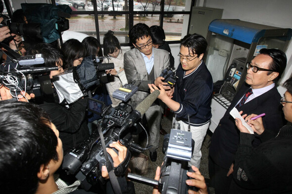 인터넷에 정부 정책과 관련해 허위 사실을 게재한 혐의로 구속 기소됐던 ‘미네르바’ 박대성씨(오른쪽에서 세 번째)는 지난 4월21일 1심에서 무죄를 선고받고 풀려났다. 한겨레 이정아 기자