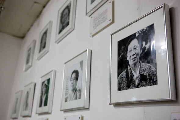 대부분 팔순을 넘긴 일본군 위안부 피해자 할머니들은 하나둘씩 세상을 떠나고 있다. 대구 중구 서문로에 있는 ‘정신대 할머니와 함께하는 시민모임’ 사무실 벽에 돌아가신 할머니들의 사진이 걸려 있다. <한겨레21> 정용일 기자