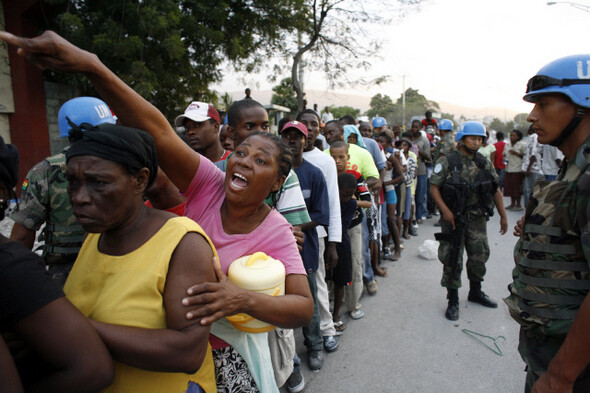 참사 나흘째인 1월15일 포르토프랭스에 마련된 구호식량 배급소 앞에서 유엔군의 경계 속에 기다랗게 줄을 늘어서 차례를 기다리던 여성이 고함을 치고 있다. REUTERS/ EDUARDO MUNOZ