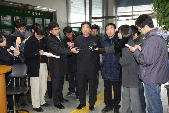 지난 2월2일 오후 임춘근 전교조 사무처장(왼쪽)과 김성룡 전공노 부위원장이 민주노동당 가입 등 불법 정치활동 혐의에 대한 조사를 받기 위해 서울 영등포경찰서에 출석하고 있다. 한겨레 김태형 기자