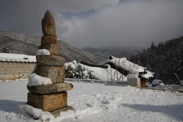 오대산을 호위하는 산들의 중심에 선 상원사 영산전 앞의 탑.