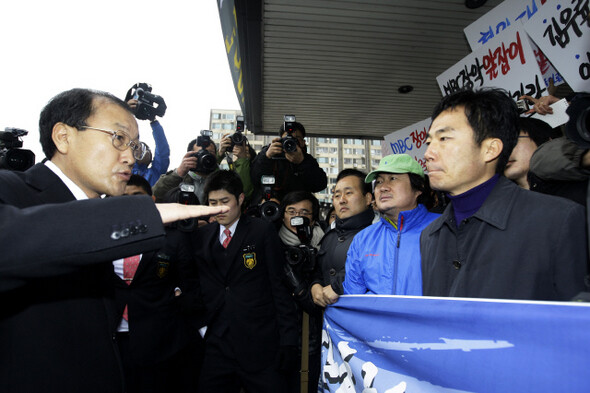 노조가 제대로 싸워보지도 않고 김재철 사장을 받아들이기로 하면서 문화방송의 공정방송에 대한 우려의 그늘이 깊어지고 있다. 노조의 출근 저지 첫날인 3월2일 오전 서울 문화방송 본사 앞에서 김재철(왼쪽) 사장이 이근행 위원장에게 공정방송을 약속하고 있다. 한겨레 김명진 기자