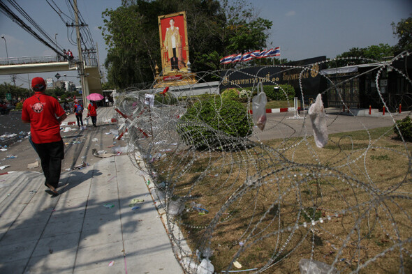 폭력 시위를 ‘우려’한 타이 치안 당국은 도심 곳곳에서 두세 겹의 바리케이드를 쳤다.