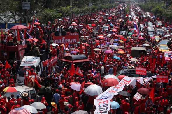 의회 해산을 요구하는 붉은 셔츠 시위대가 방콕 도심의 거리를 가득 메우고 있다.