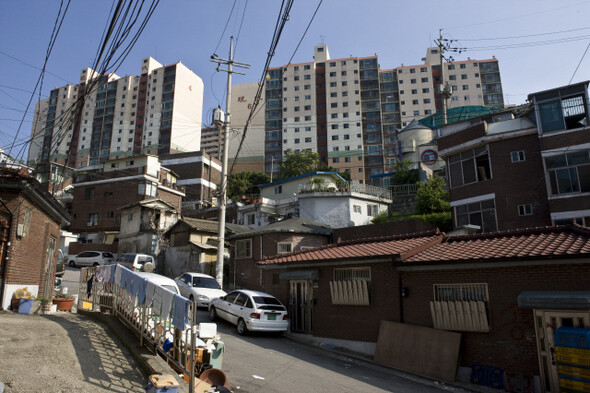 최근 전셋값이 심상치 않다. 공급 과잉으로 주택 매매는 안정세를 보이는데, 실수요자가 많은 전셋값은 하늘 높은 줄 모르고 치솟고 있다. 서울의 한 주택가 전경. <한겨레21> 박승화 기자