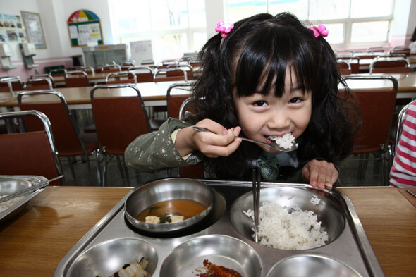 충남 교육청의 지원이 1인당 1500원으로 6년째 동결돼 송남초등학교는 주위 학교와의 공동급식으로 음식의 질을 유지하려고 애쓰 있다.