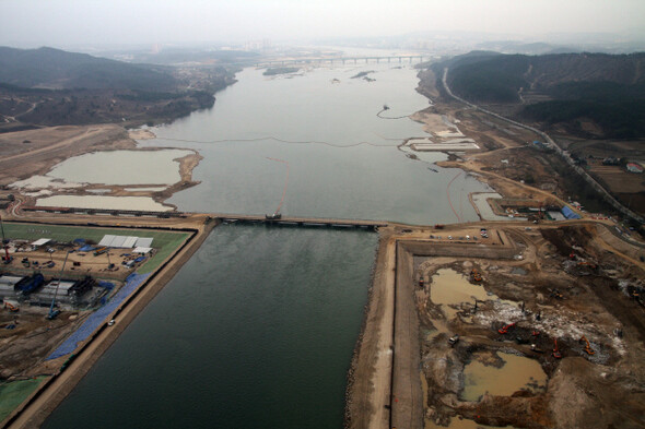 지난 4월10일 경기 여주군 세종대교 하류의 여주보 공사 현장. 남한강 구간에 설치되는 보로는 가장 규모가 크다. 남한강 본류 하천 폭의 약 4분의 3을 막고 공사가 진행 중이다. 보가 댐처럼 자연스런 물굽이를 막고 있다. 한겨레21 류우종 기자