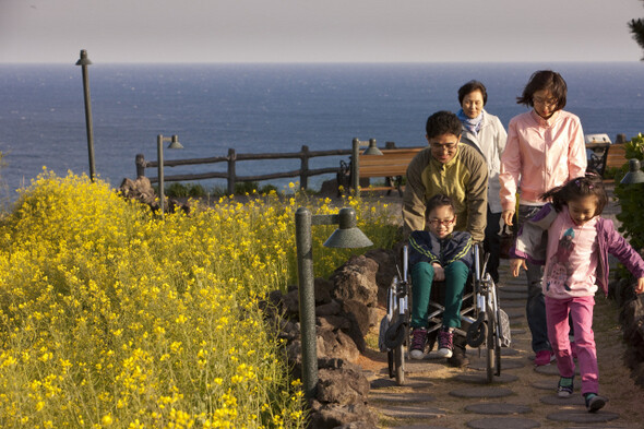  제주 서귀포 중문의 ‘쉬리동산’. 울퉁불퉁 불편한 길이지만 아빠가 밀어주는 휠체어에 앉은 혜인이의 얼굴에 웃음꽃이 피었다.