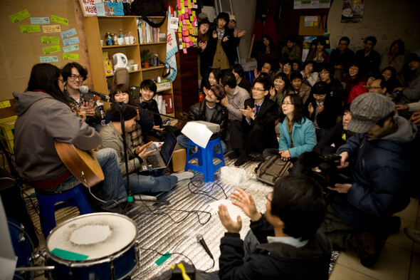 글·노래·그림·영화 하는 사람들이 모이면서 두리반은 문화콘서트홀로 변했다. 지난 4월3일 열린 칼국수음악회에 찾아온 사람들이 아나키스트 운동가이자 음악가인 조약골씨의 노래를 따라 부르며 박수를 치고 있다. 박김형준 사진가 제공