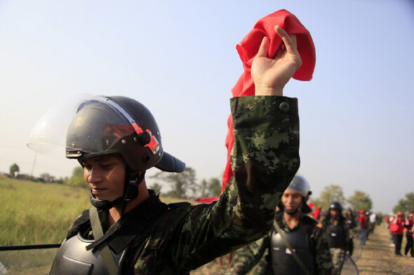 4월9일 시위 현장에서 한 군인이 붉은 스카프를 들어 보이고 있다. 붉은 셔츠를 지지하는 군인을 ‘수박 군인’이라 부른다.