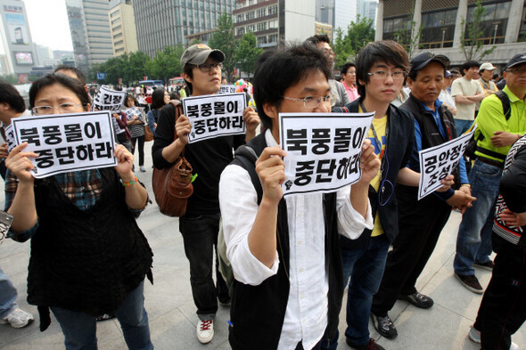 지난 5월29일 서울 광화문 광장에서 열린 ‘천안함 진상규명과 한반도 평화실현 촉구결의대회’에 참여한 시민들이 시위를 벌이고 있다. 한겨레 김태형 기자