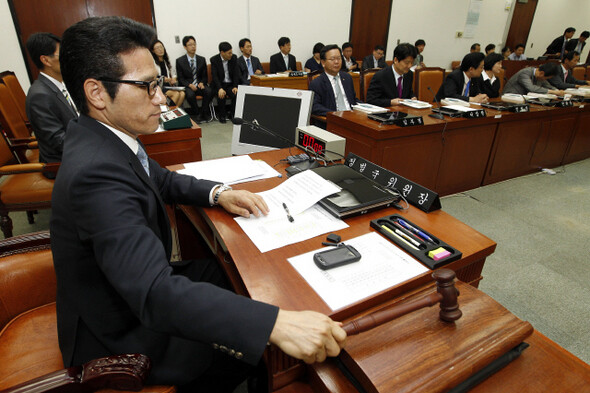 지상파 여론 독과점 해소를 명분으로 조·중·동과 재벌 대기업에 종합편성채널을 주기 위해 방송법 개정안을 비롯한 ‘언론장악 법안’ 강행 처리를 주도했던 정병국 국회 문화체육관광방송통신위원장은 최근 종합편성채널과 보도전문채널 확대가 구시대적이라며 말을 바꿨다. 연합 김현태 기자