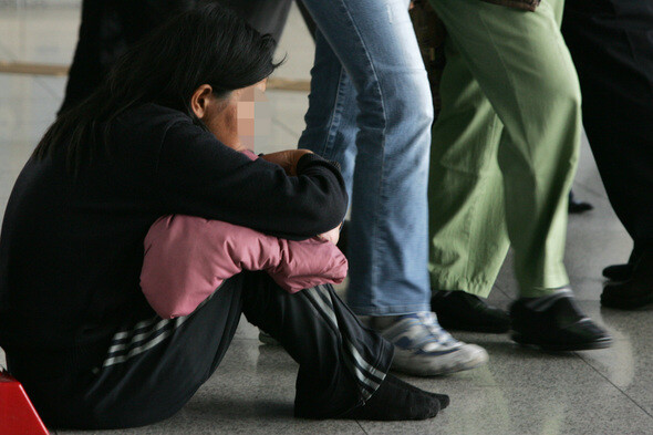 노숙인들은 대부분 거리에서 부유할지라도 시설에는 가지 않겠다고 한다. 2005년 10월24일 서울역 안에서 웅크리고 앉은 여성. 사진 한겨레 이정아 기자 leej@hani.co.kr