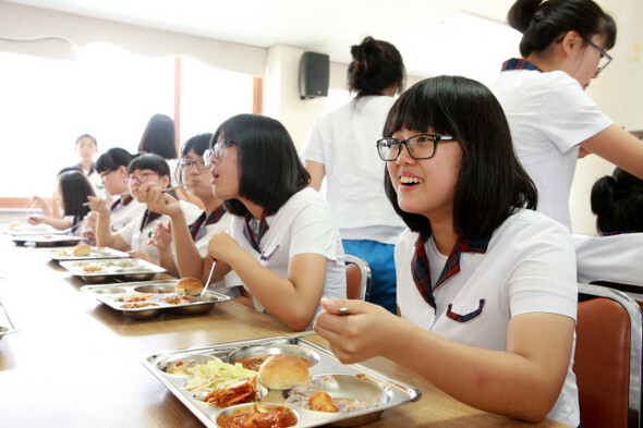 강원 정선군은 전국에서 최초로 유치원부터 고등학교까지 친환경 무상급식을 하고 있다. 사진은 정선중·고 학생들이 학교에서 식사를 하는 모습.강원 정선시 제공