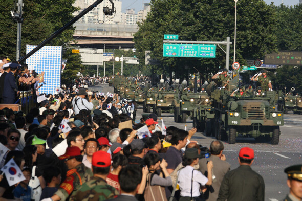 문민정부 이후 5년 주기로 규모를 축소해 열렸던 군인들의 시가행진이 이명박 정부 들어 2년 만에 다시 열리게 됐다. 2008년 10월1일 국군의 날에 서울 테헤란로에서 벌어진 퍼레이드.한겨레 김정효 기자