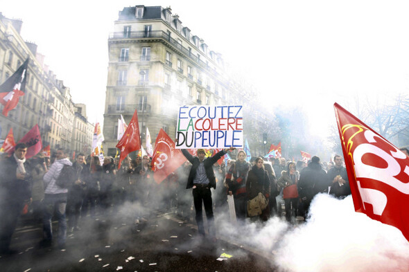 지난 10월20일 프랑스 파리 연방상원 앞에서 벌어진 연금개혁 반대시위에서 한 참가자가 “대중의 분노를 들어라”라고 적힌 플래카드를 들고 있다.사진 REUTERS/Charles Platiau