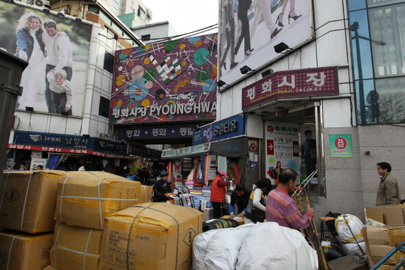 봉제공장으로 가득했던 서울 평화시장에는 이제 도매상가들만 남았다. 상인들로 항상 붐비지만, 노동자는 이곳을 떠났다. 한겨레 류우종