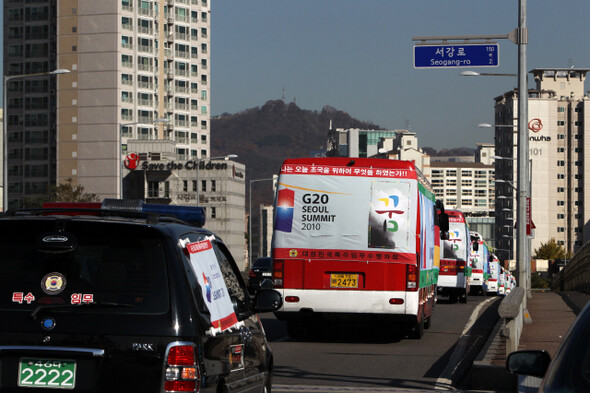 11월10일 오전 ‘대한민국 특수임무수행자회’ 회원들이 G20 성공 기원 차량 행진을 하고 있다. 이들은 10여 대의 버스를 이용해 여의도에서 광화문을 지나 가락동까지 행진했다.