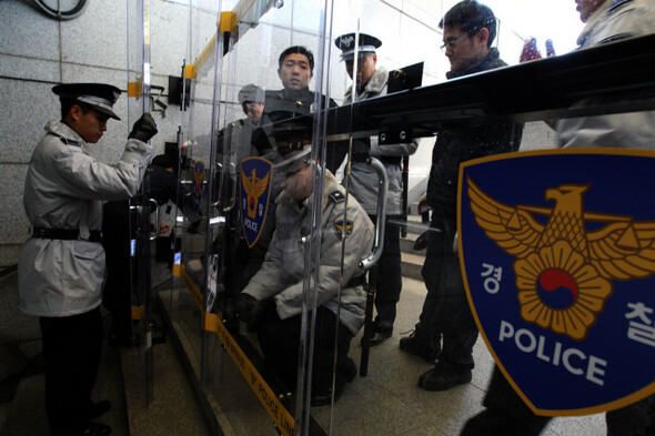 11월10일 오후 경찰이 서울 지하철 2호선 삼성역 6번 출구에서 유사시에 대비한 방호벽 설치 연습을 하고 있다.