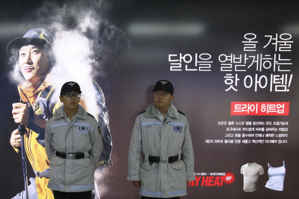 지하철 2호선 삼성역 통로에서 경찰들이 경계근무를 서고 있다.