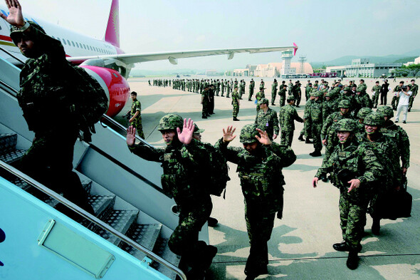 국익을 내세운 아랍에미리트 파병안은 논란을 일으키고 있다. 지난 6월15일 경기 성남 서울공항에서 한국군 ‘오쉬노’ 부대 선발대가 아프간 지방재건팀을 경호하기 위해 출국하고 있다. 한겨레 김태형 기자 xogud555@hani.co.kr