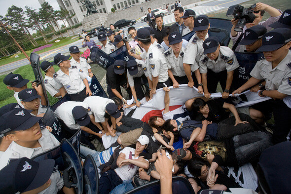 2007년 7월, 국기에 대한 맹세를 반대하는 사람들의 모임이 국회에서 태극기를 바닥에 깔고 시위를 벌였다.한겨레21 박승화