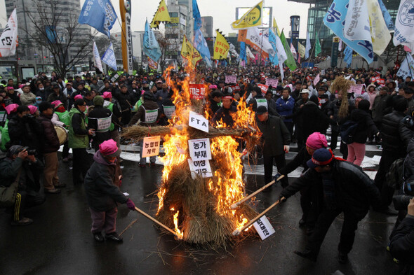 지난해 12월8일 오후 서울역에서 열린 ‘농민 생존권 쟁취, 한-미 자유무역협정 저지 2010 전국농민대회’에서 농민들이 볏단을 불태우며 시위하고 있다.한겨레 김태형