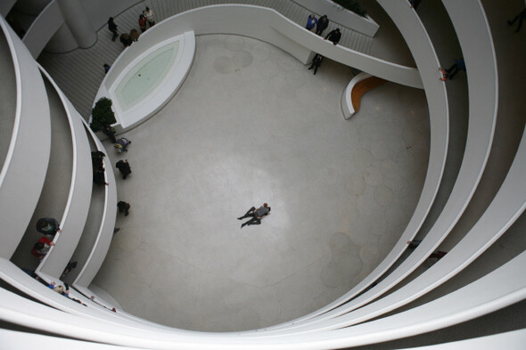 티노 세갈의 <키스>로 2002∼2004년 ‘연출된 상황’. 누군가 몰래 촬영해 인터넷에 배포한 사진이다. 구겐하임미술관에서 선보인 작품은 2004년
버전이었다.