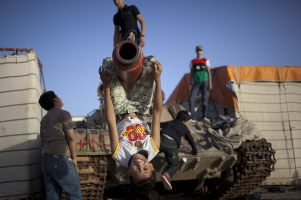 <YONHAP PHOTO-0833> Children play on a tank while others gather for an anti Moammar Gadhafi march in Benghazi, Libya, Tuesday, May 3, 2011.  (AP Photo/Rodrigo Abd)/2011-05-05 06:52:21/
<저작권자 ⓒ 1980-2011 ㈜연합뉴스. 무단 전재 재배포 금지.>