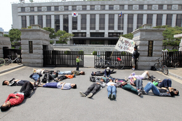 » 5월15일 세계 병역거부자의 날 행사는 국방부 앞에서 참가자들이 몸으로 ‘PEACE’를 쓰는 퍼포먼스로 시작했다. 한겨레21 정용일