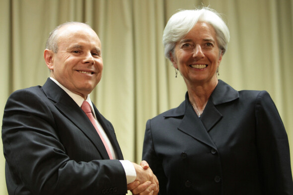 국제통화기금(IMF) 총재 후보로 나선 크리스틴 라가르드 프랑스 재무장관(오른쪽)이 5월30일 지지 호소차 브라질을 방문해 기두 만테가 브라질 재무장관과 악수하고 있다. 연합 AP