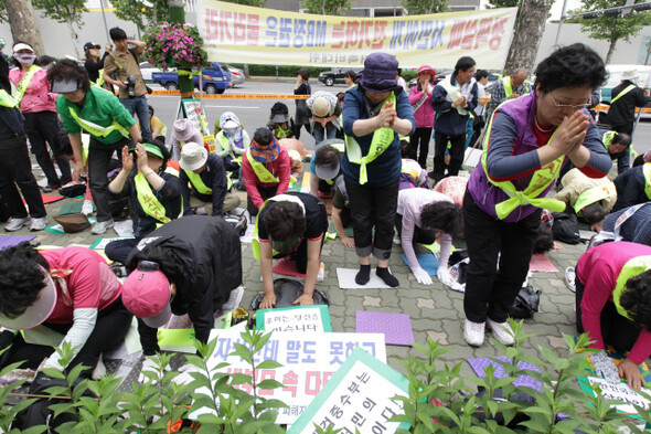 대검찰청 중앙수사부는 현재 부산저축은행 불법 대출 의혹을 수사하고 있다. 여야의 중수부 폐지 합의를 두고 검찰의 반발이 격해진 지난 6월7일, 부산저축은행 피해자 200여 명이 ‘중수부가 적극 수사해 진실을 밝혀달라’며 서울 서초동 대검찰청 앞에서 108배를 하고 있다. 한겨레 김봉규