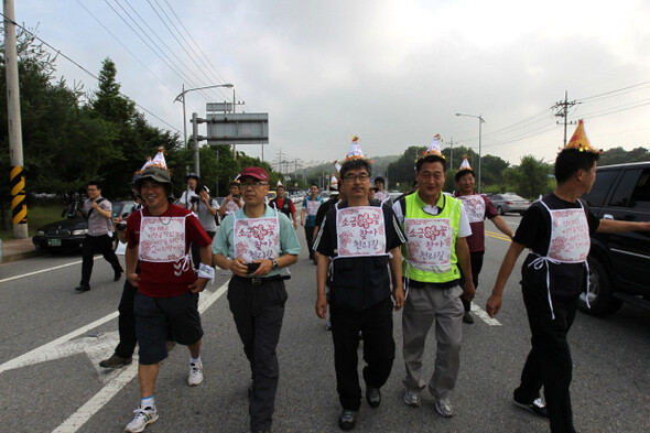 7월1일 쌍용차, 발레오공조 해고노동자들이 부산의 김진숙을 만나기 위해 경기도 평택에서 출발했다. 한겨레 류우종