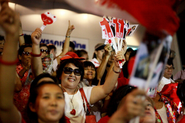 지난 7월3일 오후 푸에아타이당의 총선 압승이 확실해지자 당사로 모여든 지지자들이 환호하고 있다. 사진 이유경