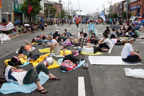 경찰의 진압과 폭우 속에서도 자리를 뜨지 않고 현장에서 노숙을 하고 있는 참가자들. 한겨레21 박승화